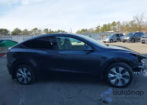 2024 Tesla Model Y Long Range Dual Motor All-Wheel Drive z USA, uszkodzony, nr VIN 7SAYGDEE5RA288283